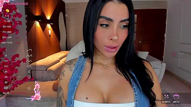 Snapshot of Sarah_Stone_ chatting on 09-17-25, 07:37 Sarah Stone  online show from 09-17-25, 07:37