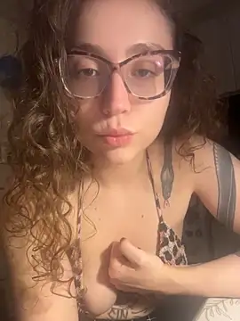 Snapshot of ladyturtle chatting on 04-17-26, 10:13 ladyturtle online show from 04-17-26, 10:13