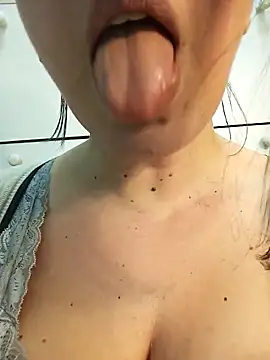 Snapshot of Dolcissima33 chatting on 03-03-25, 01:20 Dolcissima33 online show from 03-03-25, 01:20