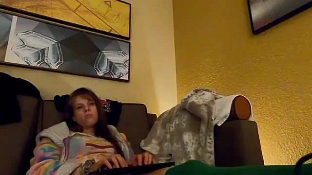 Snapshot of TheDaisyChaos chatting on 12-16-24, 06:32 TheDaisyChaos online show from 12-16-24, 06:32