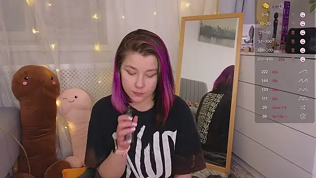 Snapshot of Mira_Falls chatting on 01-21-25, 09:03 Mira Falls online show from 01-21-25, 09:03