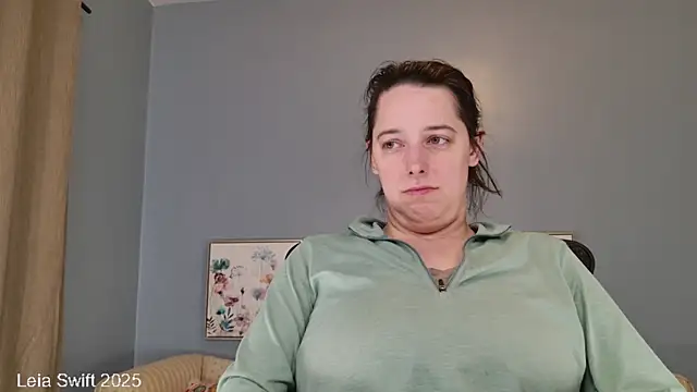 Snapshot of LeiaSwift chatting on 02-10-25, 12:39 LeiaSwift online show from 02-10-25, 12:39