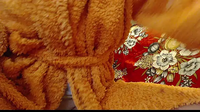 Snapshot of larawet chatting on 01-14-25, 12:54 larawet online show from 01-14-25, 12:54