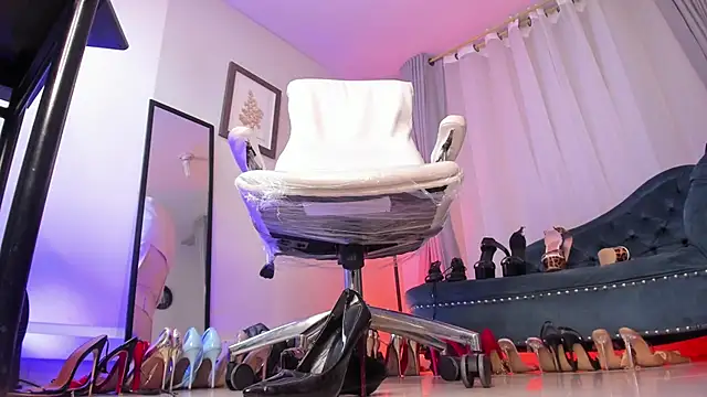 Snapshot of Ashley_leon_ chatting on 01-24-25, 05:53 Ashley leon online show from 01-24-25, 05:53