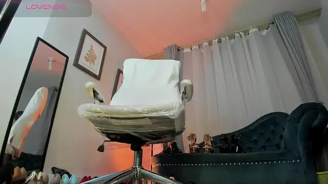 Snapshot of Ashley_leon_ chatting on 02-08-25, 01:22 Ashley leon online show from 02-08-25, 01:22