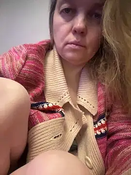 Snapshot of Susanel chatting on 12-21-24, 08:32 Susanel online show from 12-21-24, 08:32