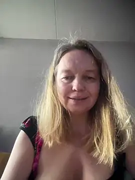 Snapshot of Susanel chatting on 12-22-24, 10:38 Susanel online show from 12-22-24, 10:38