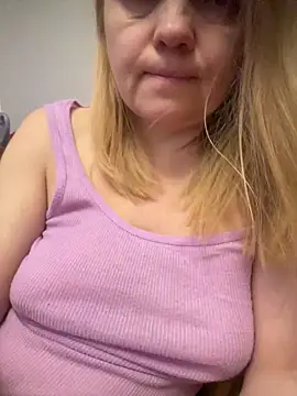 Snapshot of Susanel chatting on 12-22-24, 04:48 Susanel online show from 12-22-24, 04:48