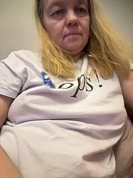 Snapshot of Susanel chatting on 01-04-25, 01:42 Susanel online show from 01-04-25, 01:42