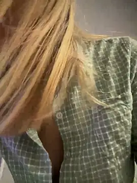 Snapshot of Susanel chatting on 01-21-25, 03:32 Susanel online show from 01-21-25, 03:32