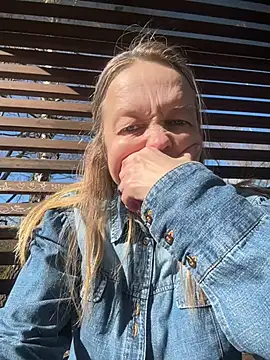 Snapshot of Susanel chatting on 03-20-25, 11:05 Susanel online show from 03-20-25, 11:05