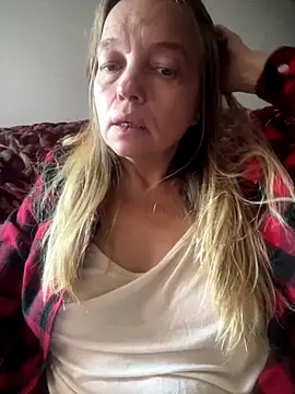 Snapshot of Susanel chatting on 09-13-25, 09:53 Susanel online show from 09-13-25, 09:53