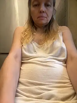 Snapshot of Susanel chatting on 10-27-25, 12:53 Susanel online show from 10-27-25, 12:53