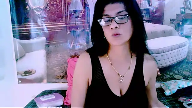 Snapshot of IndianAllure chatting on 01-09-25, 11:47 IndianAllure online show from 01-09-25, 11:47