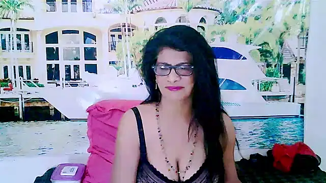 Snapshot of IndianAllure chatting on 01-16-25, 11:58 IndianAllure online show from 01-16-25, 11:58