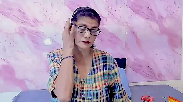 Snapshot of IndianAllure chatting on 10-10-25, 05:39 IndianAllure online show from 10-10-25, 05:39