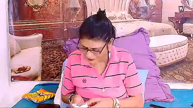 Snapshot of IndianAllure chatting on 06-12-26, 05:39 IndianAllure online show from 06-12-26, 05:39
