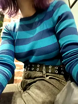 Snapshot of Frost_foxy chatting on 12-28-24, 05:23 Frost foxy online show from 12-28-24, 05:23