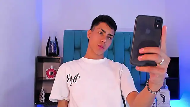 Snapshot of AlanNaughty chatting on 12-21-24, 08:32 AlanNaughty online show from 12-21-24, 08:32