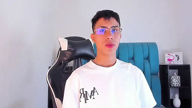 Snapshot of AlanNaughty chatting on 01-23-25, 10:01 AlanNaughty online show from 01-23-25, 10:01