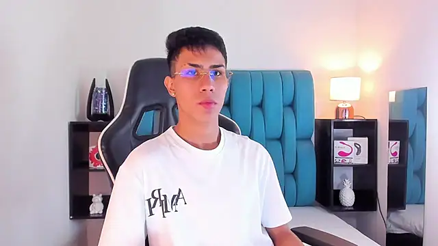 Snapshot of AlanNaughty chatting on 01-24-25, 11:04 AlanNaughty online show from 01-24-25, 11:04