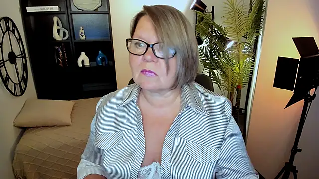 Snapshot of Shannonshine chatting on 07-17-26, 01:18 Shannonshine online show from 07-17-26, 01:18