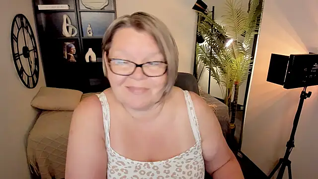 Snapshot of Shannonshine chatting on 07-20-26, 01:57 Shannonshine online show from 07-20-26, 01:57