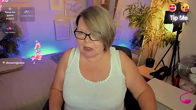 Snapshot of Shannonshine chatting on 07-23-26, 01:42 Shannonshine online show from 07-23-26, 01:42