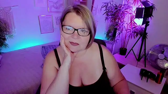 Snapshot of Shannonshine chatting on 07-24-26, 01:42 Shannonshine online show from 07-24-26, 01:42