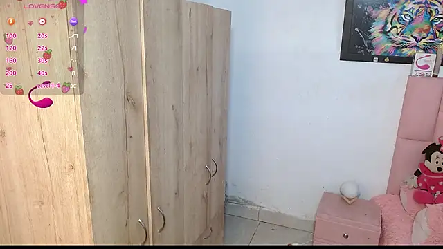 Snapshot of sofia_gold_ chatting on 01-09-25, 01:45 sofia gold  online show from 01-09-25, 01:45