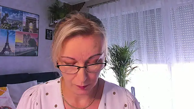 vanessa chat online show from 10-13-25, 01:22