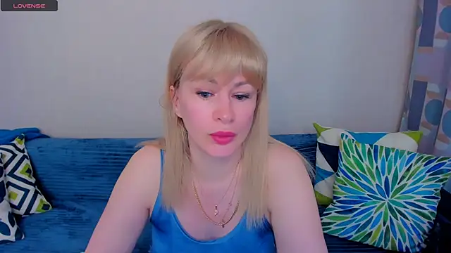 Snapshot of EllenMoore chatting on 06-11-26, 03:04 EllenMoore online show from 06-11-26, 03:04