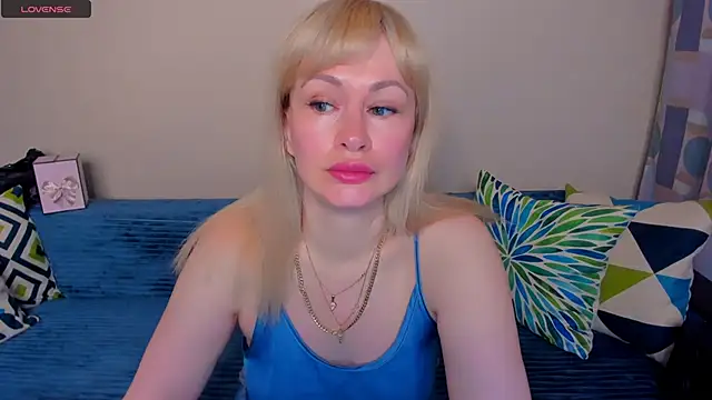 Snapshot of EllenMoore chatting on 06-14-26, 03:08 EllenMoore online show from 06-14-26, 03:08