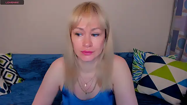 Snapshot of EllenMoore chatting on 06-17-26, 03:09 EllenMoore online show from 06-17-26, 03:09