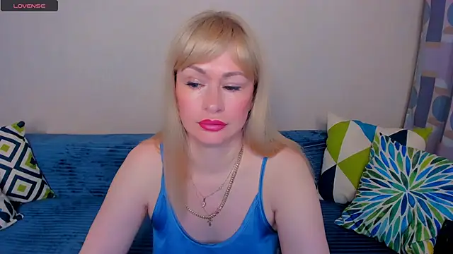 Snapshot of EllenMoore chatting on 06-22-26, 03:19 EllenMoore online show from 06-22-26, 03:19