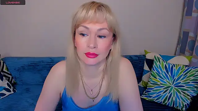 Snapshot of EllenMoore chatting on 06-27-26, 03:11 EllenMoore online show from 06-27-26, 03:11