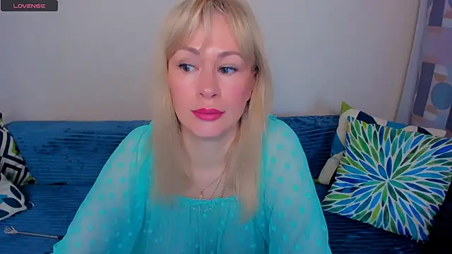 Snapshot of EllenMoore chatting on 06-28-26, 03:12 EllenMoore online show from 06-28-26, 03:12
