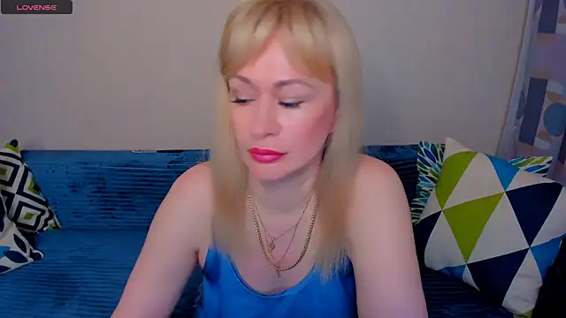 Snapshot of EllenMoore chatting on 06-30-26, 03:07 EllenMoore online show from 06-30-26, 03:07
