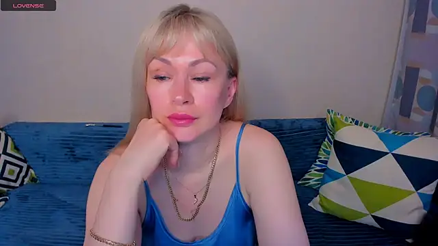 Snapshot of EllenMoore chatting on 07-04-26, 03:02 EllenMoore online show from 07-04-26, 03:02