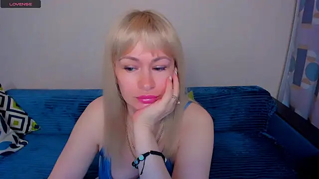 Snapshot of EllenMoore chatting on 07-05-26, 04:30 EllenMoore online show from 07-05-26, 04:30