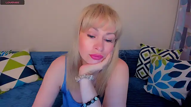 Snapshot of EllenMoore chatting on 07-25-26, 03:04 EllenMoore online show from 07-25-26, 03:04