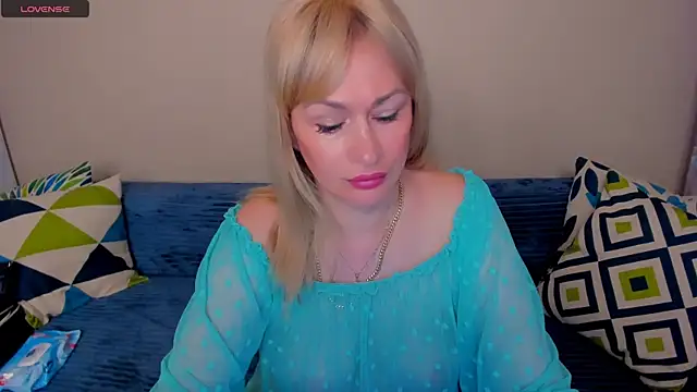 Snapshot of EllenMoore chatting on 08-01-26, 03:06 EllenMoore online show from 08-01-26, 03:06