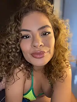 Snapshot of Rachell_More chatting on 06-19-26, 09:29 Rachell More online show from 06-19-26, 09:29