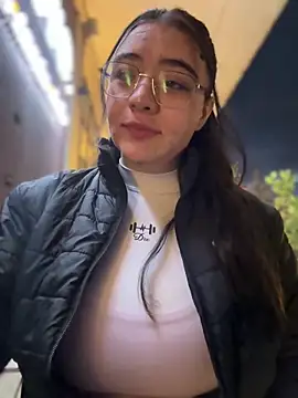Snapshot of vaneelee chatting on 04-20-26, 11:28 vaneelee online show from 04-20-26, 11:28