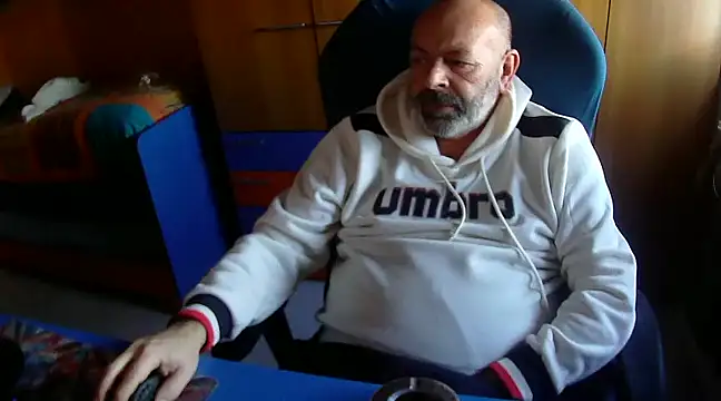 Snapshot of Tango128 chatting on 01-12-25, 10:34 Tango128 online show from 01-12-25, 10:34