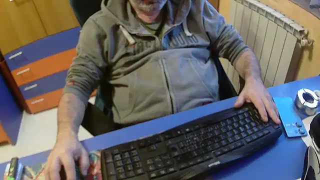 Snapshot of Tango128 chatting on 10-24-25, 05:59 Tango128 online show from 10-24-25, 05:59