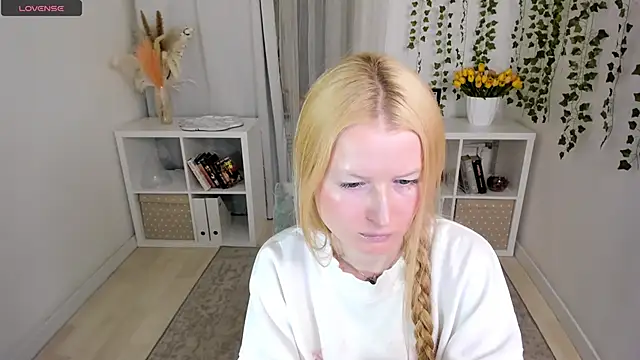 Snapshot of Laly_Peach chatting on 04-23-26, 01:13 Laly Peach online show from 04-23-26, 01:13
