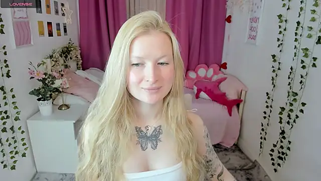 Snapshot of Laly_Peach chatting on 04-29-26, 11:14 Laly Peach online show from 04-29-26, 11:14