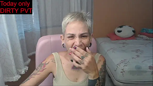 Snapshot of moon_cat85 chatting on 05-21-26, 01:07 moon cat85 online show from 05-21-26, 01:07