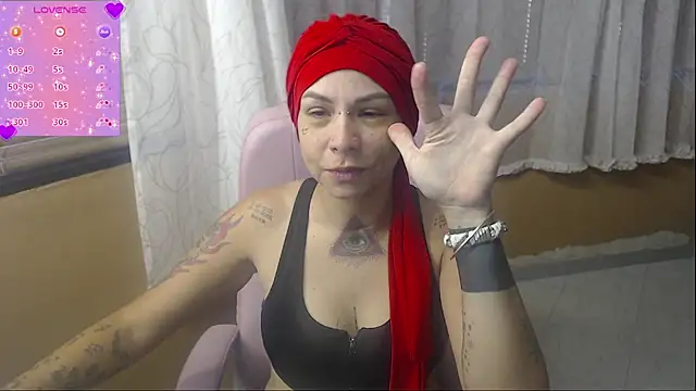 Snapshot of moon_cat85 chatting on 06-16-26, 04:31 moon cat85 online show from 06-16-26, 04:31
